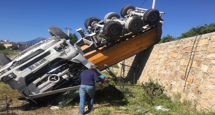 Denizli'de kontrolden çıkan hafriyat kamyonu, duvarda asılı kaldı
