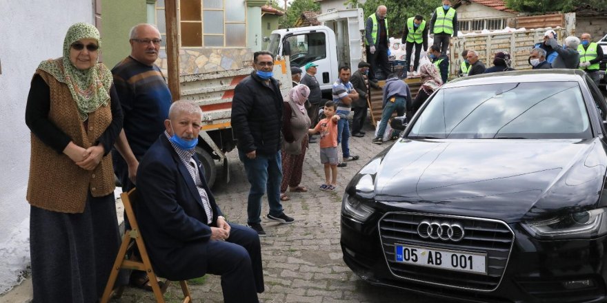 Amasya Belediye Başkanı Mehmet Sarı, köylülere Ramazan kolisi dağıttı
