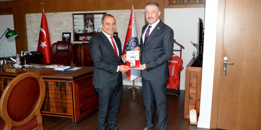 İzmir Emniyet Müdürü Hüseyin Aşkın 'Terör ve Algı Yönetimi' kitabı raflarda yerini aldı
