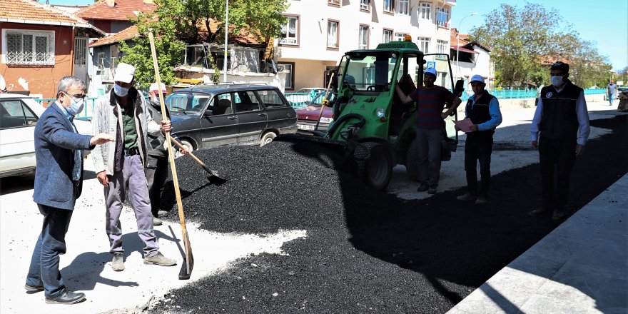 Belediye Başkanı, asfalt çalışmalarını yerinde inceledi