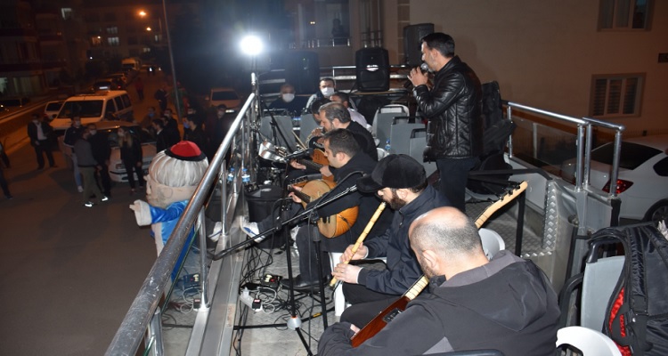 Amasya'da Ramazan Sokağı adı altında eğlence sokakta, vatandaşlar balkonda