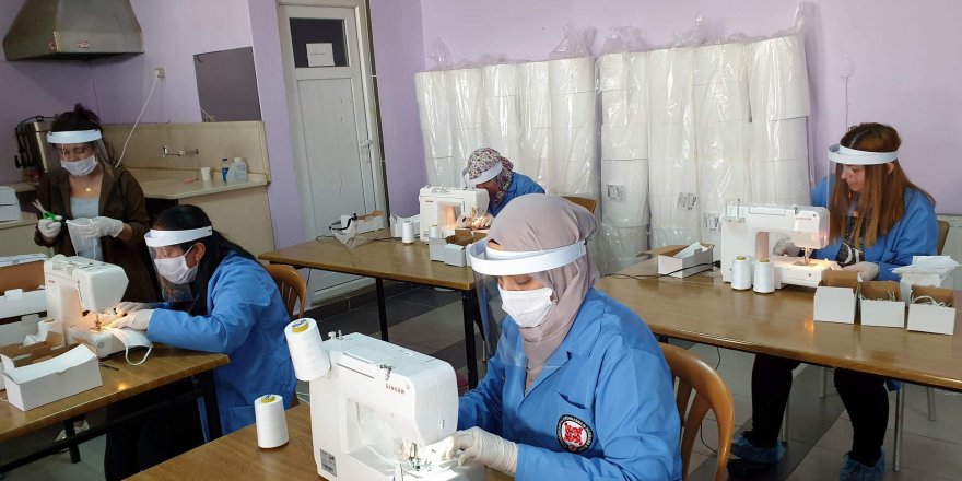Aydın Karacasulu kadınlar kaymakamlık öncülüğünde maske üretiyor