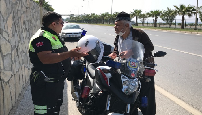 Alanya’da yasak tanımayan 84 yaşındaki yaşlı adam trafiği bir birine kattı