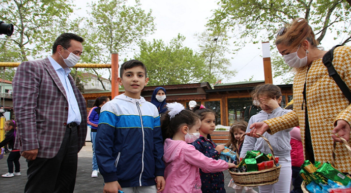 Düzce'de Akçakoca’da çocuklar uçurtma uçurdu parklarda oynadı
