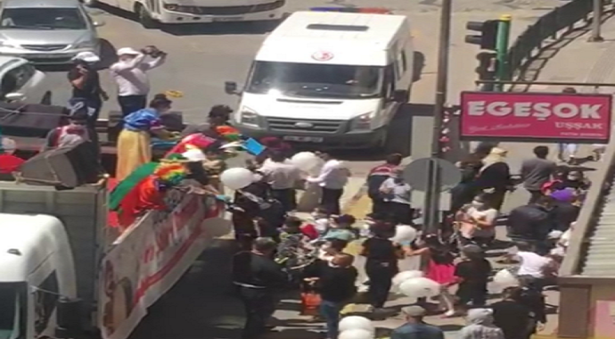 Uşak'ta Ücretsiz balon izdihama neden oldu, sosyal mesafe unutuldu