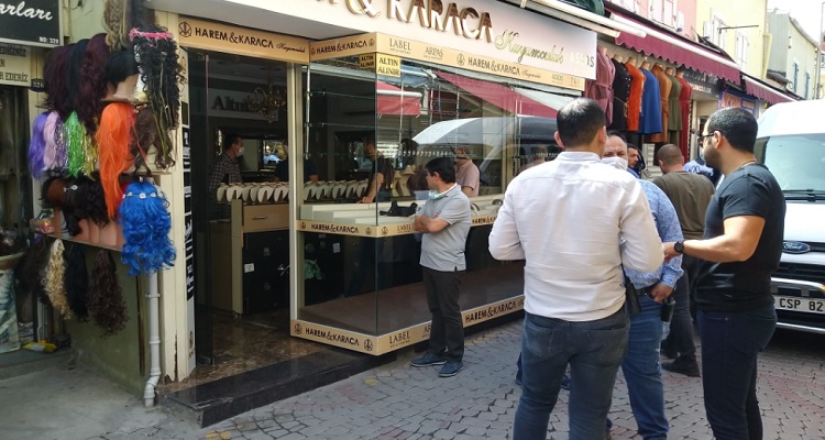 İzmir'in Tarihi Kemeraltı Çarşısında kuyumcu soygunu