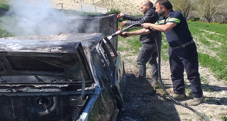 Balık avlayan üç kişi Jandarma’nın geldiğini duyunca otomobilini ateşe verdi