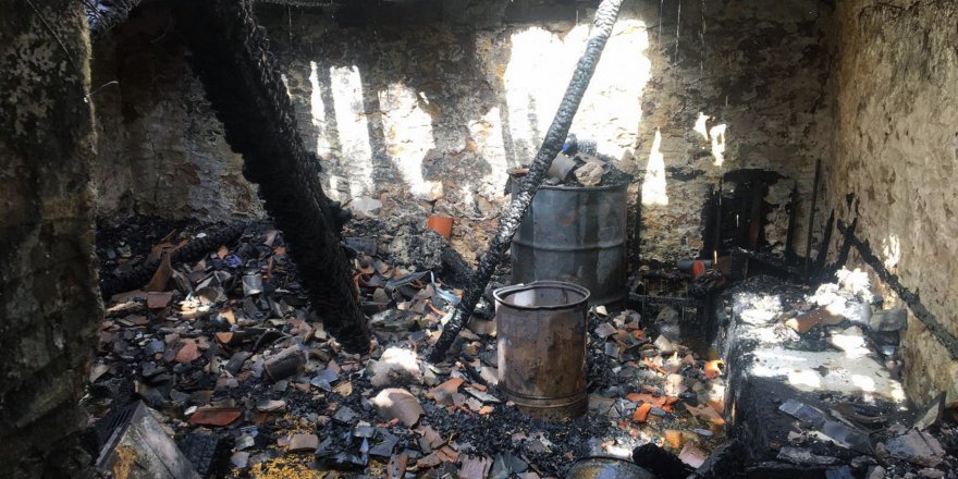 Muğla Menteşe ilçesi Karabağlar Yaylası Kadıkahvesi mevkiinde iki katlı bina kül oldu