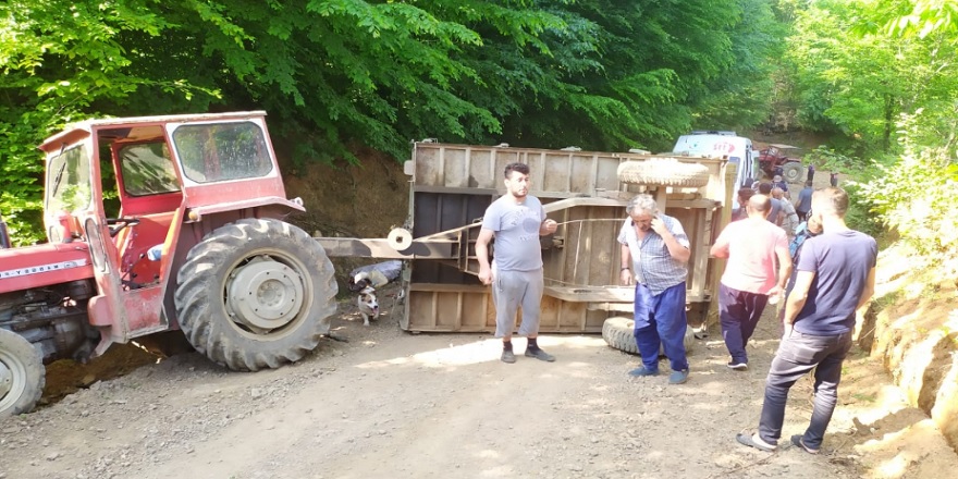 Akyazı'nın yayla yolunda römork devrildi: 2 yaralı