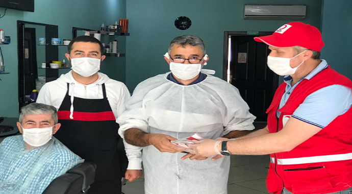 Zonguldak Ereğli'de Kızılay berber ve kuaför salonlarına maske dağıttı