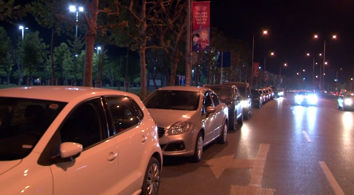 İstanbul'da Vatandaşlar korona virüs yasağına rağmen sahile akın etti
