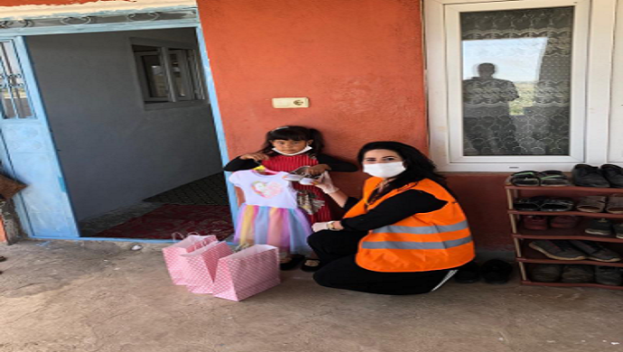 Gaziantep Valisi Gül minik Esra’yı unutmadı
