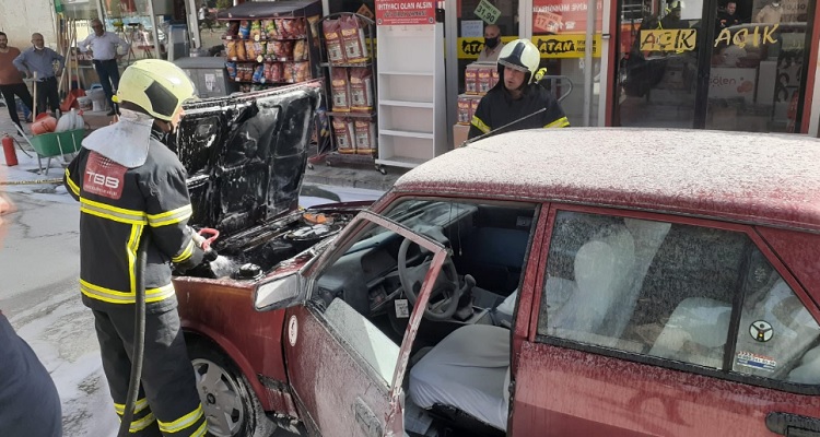 Burdur'un Bucak ilçesinde benzin hortumu patlayan araç alev aldı