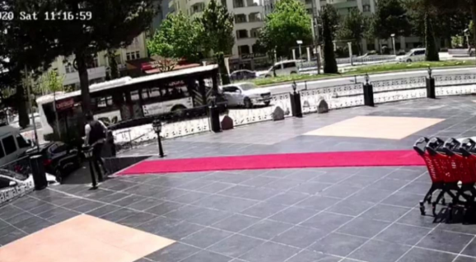 Elazığ’da Otobüs otomobile çarpıp sürükledi