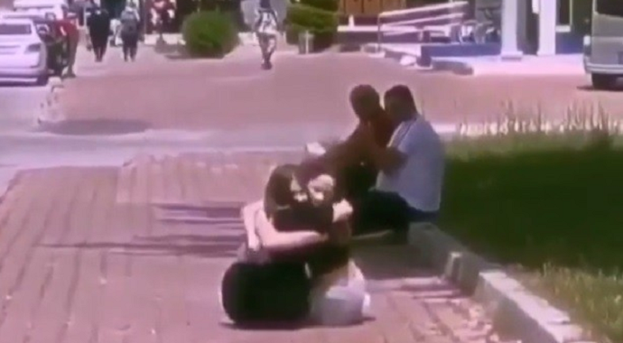 Antalya'da 42 gündür görüşmeyen 2 kız arkadaşın özlemi duygulandırdı
