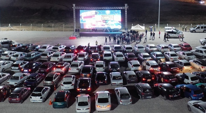 Nevşehir belediyesi arabalı sinema günlerini başlattı