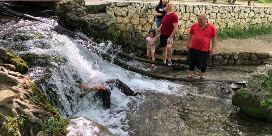 Adana Kozan'da termometre 43,5 dereceyi gösterdi! Halk kendini soğuk suya attı