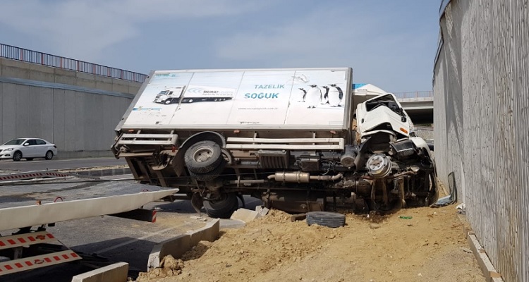 Kastamonu'nun Tosya ilçesinde devrilen kamyon yolu ulaşıma kapattı