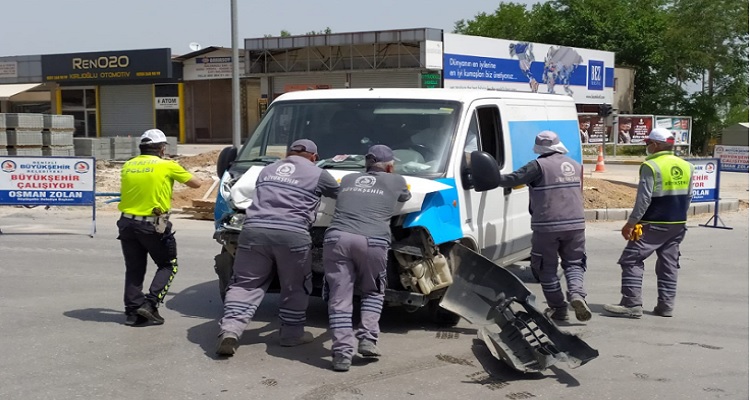 Denizli'de kamyonet ile otomobilin çarpışması sonucu 2 kişi yaralandı!