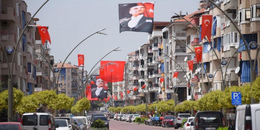 Salihli bayrama şimdiden hazır! Sokaklar bayrak ve Atatürk posterleri ile donatıldı