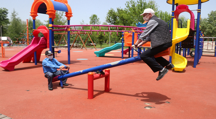 Çocuk parkına giden yaşlılar tahterevalliye bindi