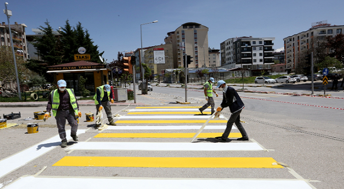 Van Belediyesi sokağa çıkma kısıtlamasında yol çizgilerini yeniledi