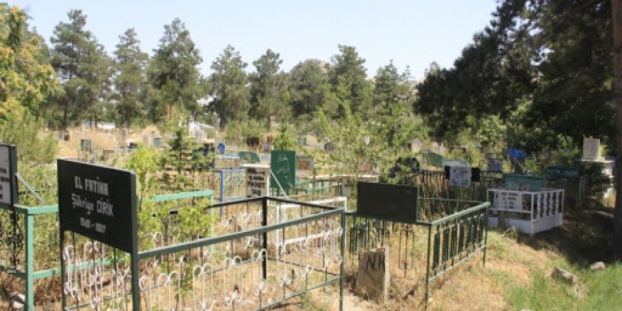 Kadir Gecesi ve Bayram'da mezarlık ziyaretleri yasaklanınca vatandaşlar mezarlığa akın etti