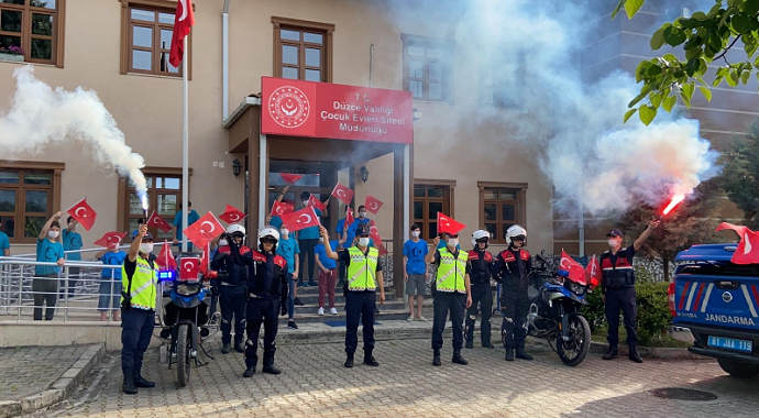 Düzce'de Jandarma ekipleri gençlik meşalesini Sevgi Evleri'nde yaktı