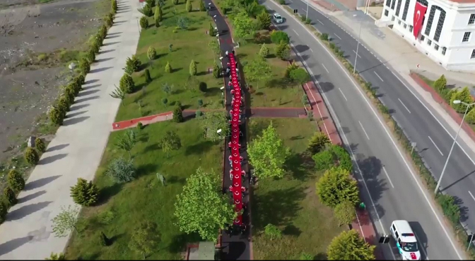 Zonguldak'ta Polisler dev bayrağı böyle taşıdı