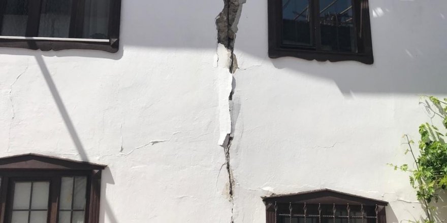 Depremden hasar gören evleri için yetkililerden haber bekliyorlar