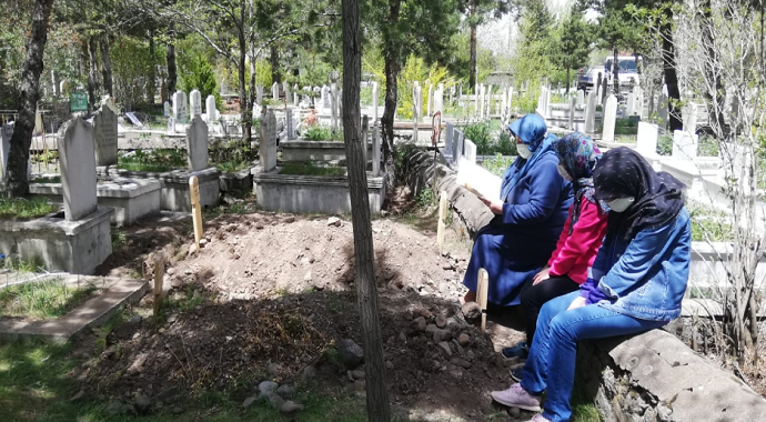 Erzurum'da Kısıtlama öncesi mezarlık ziyaretlerinde yoğunluk yaşandı