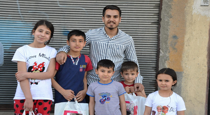 Malatya'da Şehitlerin anısına çocuklara bayramlık hediye ettiler
