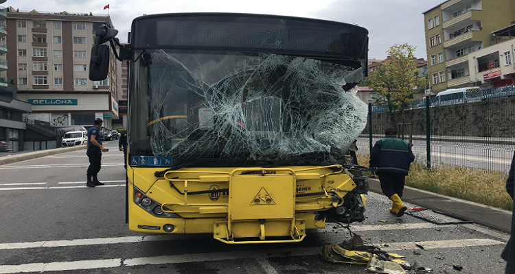 Pendik’te seyir halindeki İETT otobüsü sulama aracına çarptı