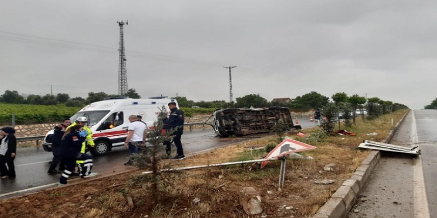 Manisa’nın Salihli ilçesinde minibüs devrildi: 15 yaralı