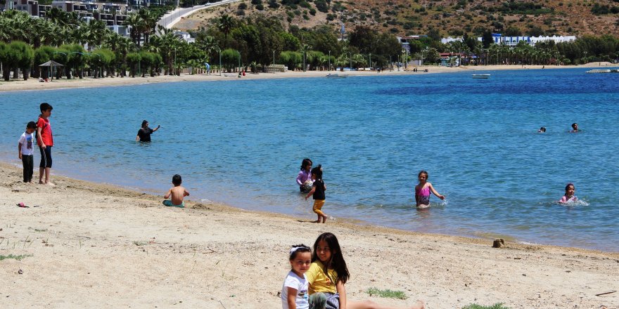 Yasakları dinlemediler, çocuklarını denize soktular