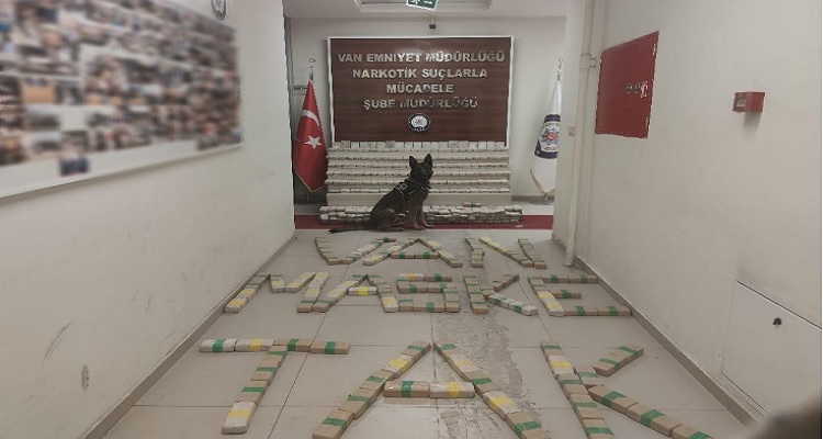 Van'ın Gürpınar ilçesinde toprağa gömülü 248 kilo eroin bulundu