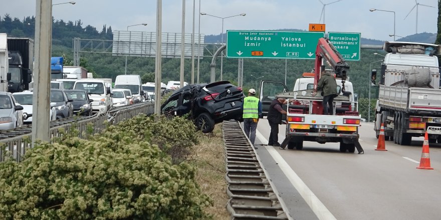 Tırın üzerindeki sıfır otomobiller düştü, otoyol trafiği kitlendi