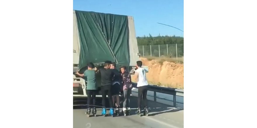 Patenci gençlerin çevre yolunda kamyon arkasında tehlikeli yolculuğu