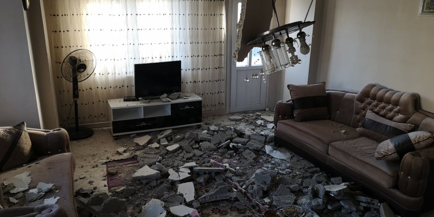 Mersin’in Tarsus ilçesinde 2 katlı evin salonunun tavanı çöktü