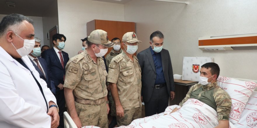 Bitlis Valisi Çağatay operasyonda yaralanan askerleri ziyaret etti