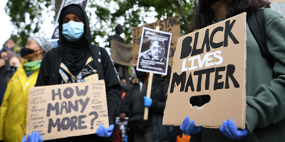 İngiltere’de binlerce kişi ABD’de George Floyd’un cinayetini protesto etti