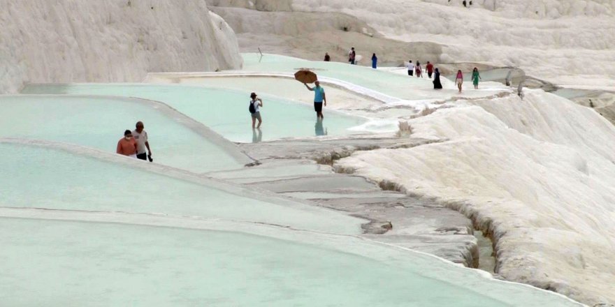 Denizli Pamukkale travertenleri yerli turistleri ağırlamaya başladı