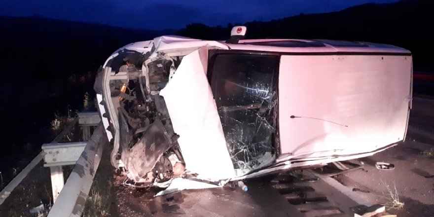 Amasya’da köpeğe çarpmamak için kontrolden çıkan bariyerlere girdi!