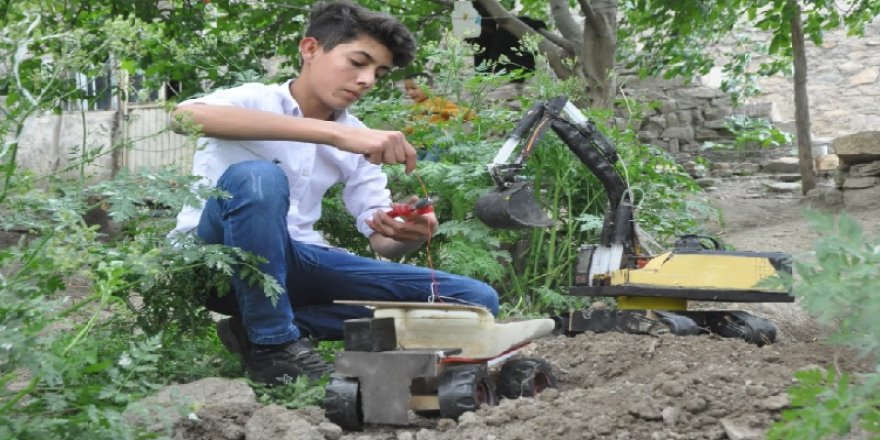 Yüksekova'lı Şahin Atilla, hurda malzemelerden oyuncak ekskavatör yaptı