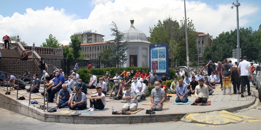 Kırıkkale'de Haftalar sonra 65 yaş ve üstü vatandaşlar cuma namazı kıldı