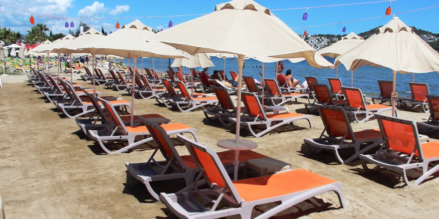 Muğla Bodrum’da sahiller boş kalınca, şezlong ücretleri kalktı