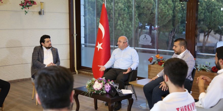 Darıca Belediye Başkanı Bıyık, sosyal medya canlı yayınında gençlerle buluştu