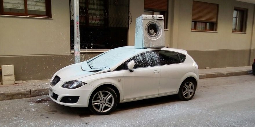 İzmir’de “Gök taşı düşüyor” diye bağırıp çatıdan beton parçaları fırlattı