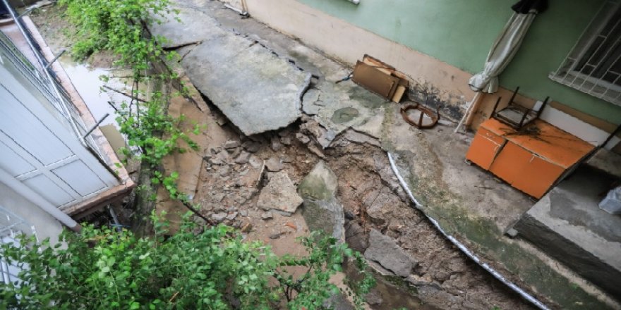 Başkentte sağanak yağmurun ardından bir binanın istinat duvarı çöktü