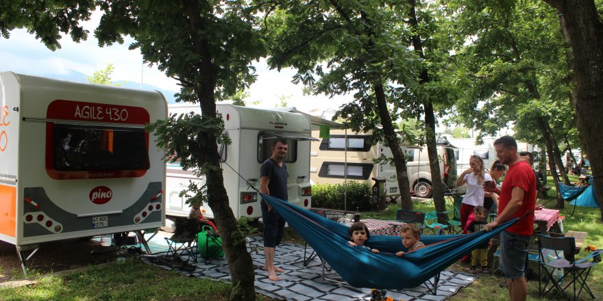 Kocaeli’de kamp alanları çadır ve karavanlarla doldu taştı